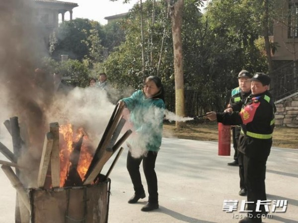 灭火器使用方法  灭火器使用年限